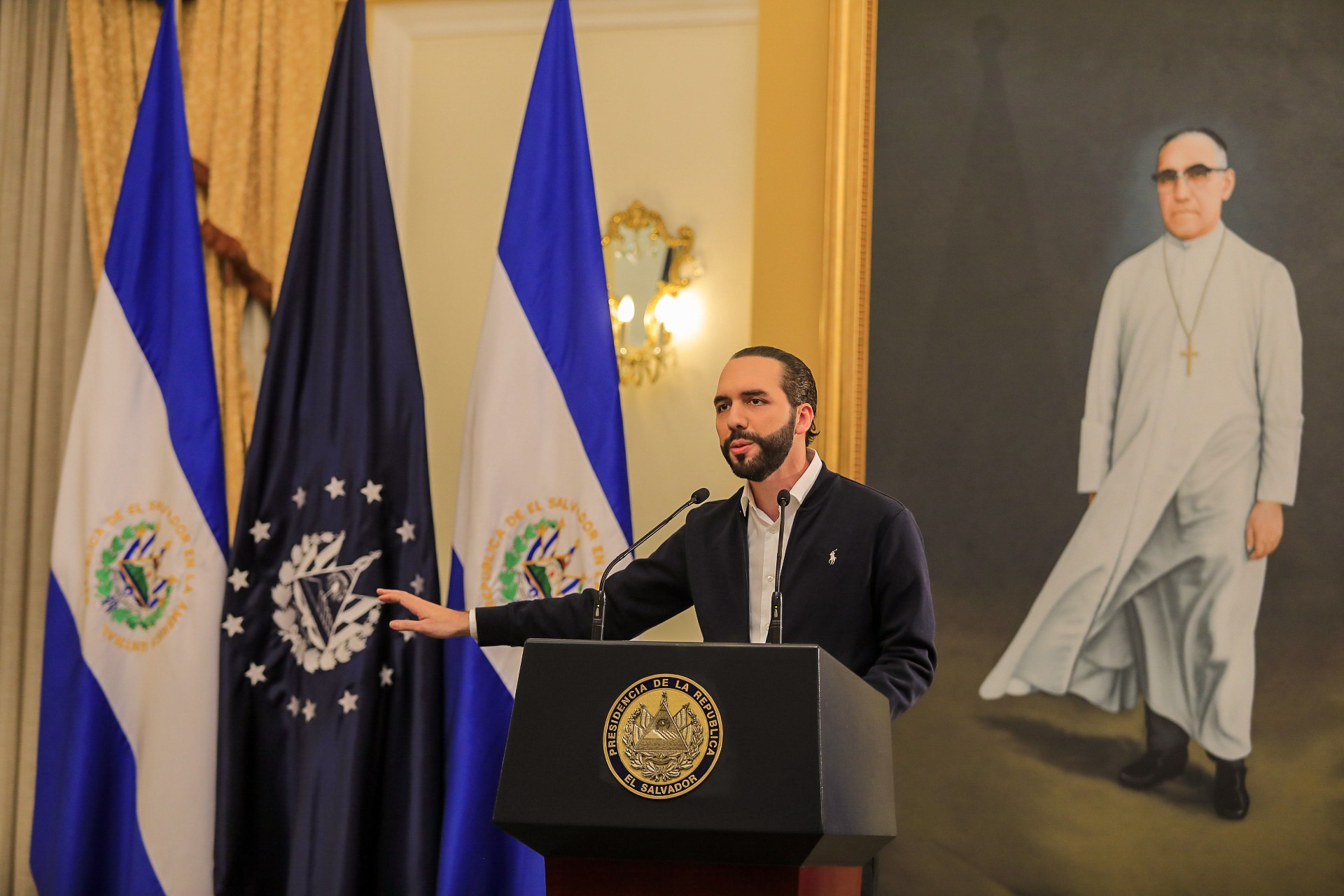 Presidente Bukele a Rodolfo Parker: “Se quedaron sin dinero para las elecciones... perdón, obras municipales” presidente-bukele-a-rodolfo-parker-se-quedaron-sin-dinero-para-las-elecciones-perdon-obras-municipales